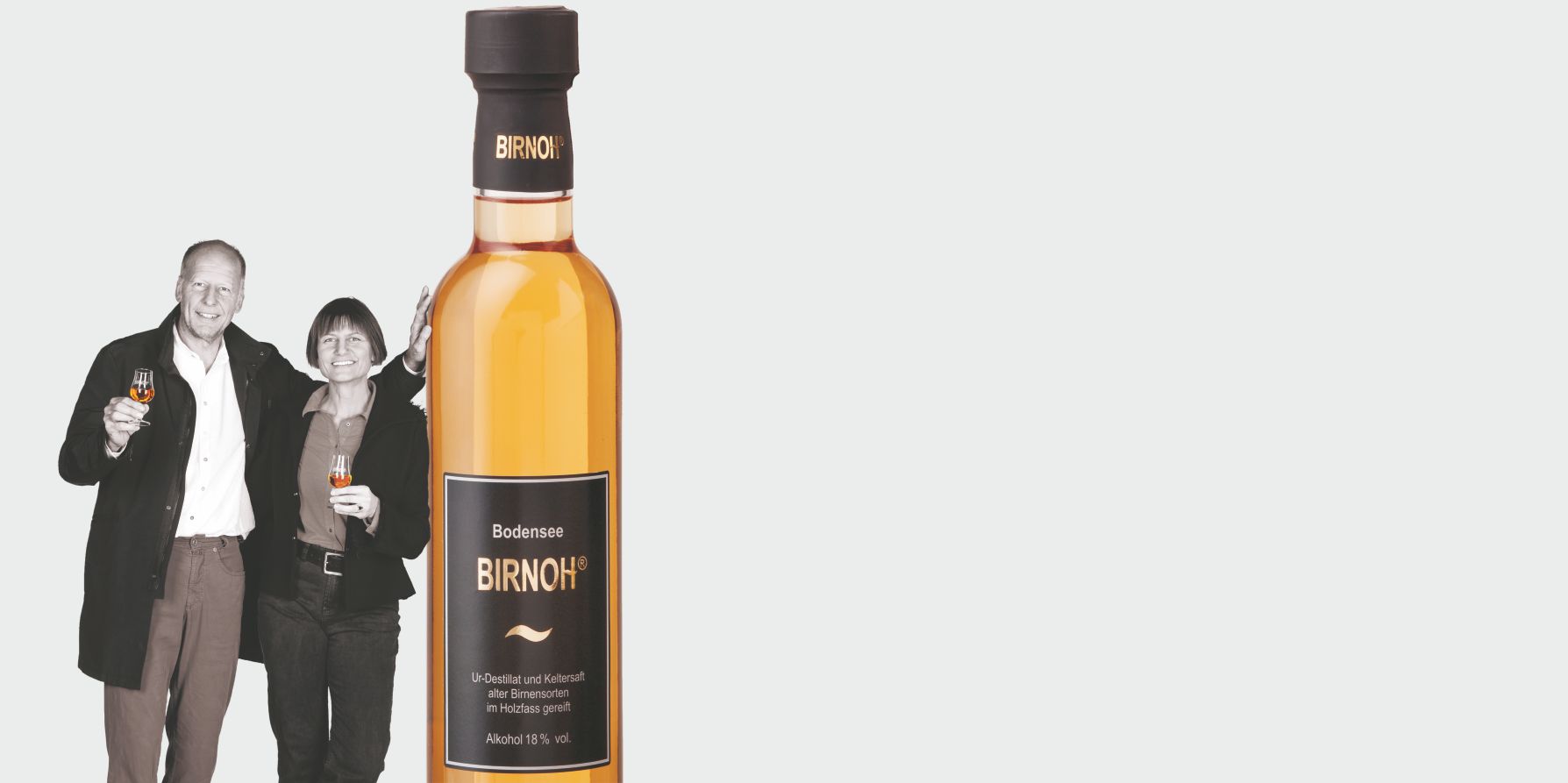 Günther und Sabine an BIRNOH-Flasche lehnend
