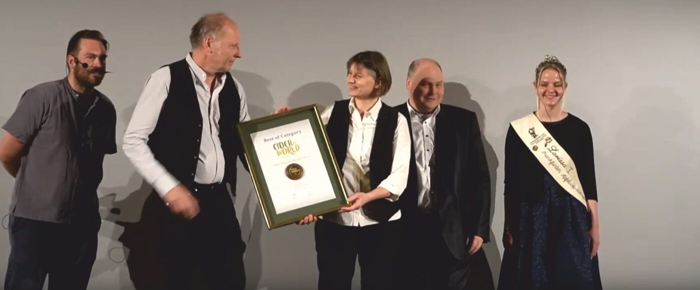 Verleihung der Urkunde "Best of Category" bei der Cider World 2023 in Frankfurt an Dr. Günther Schäfer und Dr. Sabine Seeliger für BIRNOH, den Birnen-Apero aus der Stahringer Streuobstmosterei in Radolfzell am Bodensee